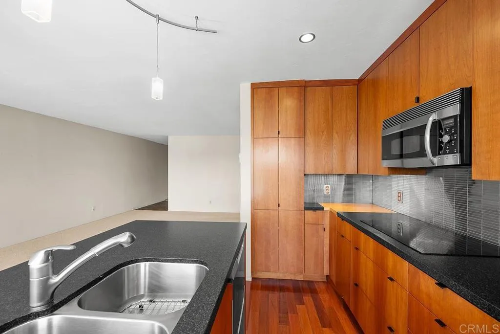 https://cdn.realtyfeed.com/cdn/127/306747238/8d8acc870dd85428e6f798052dd3a0bf.webp