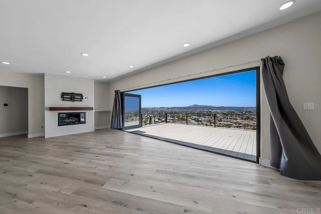 https://cdn.realtyfeed.com/cdn/127/306747377/8fa2ec8bd79a75aab94872c78805ce83.webp