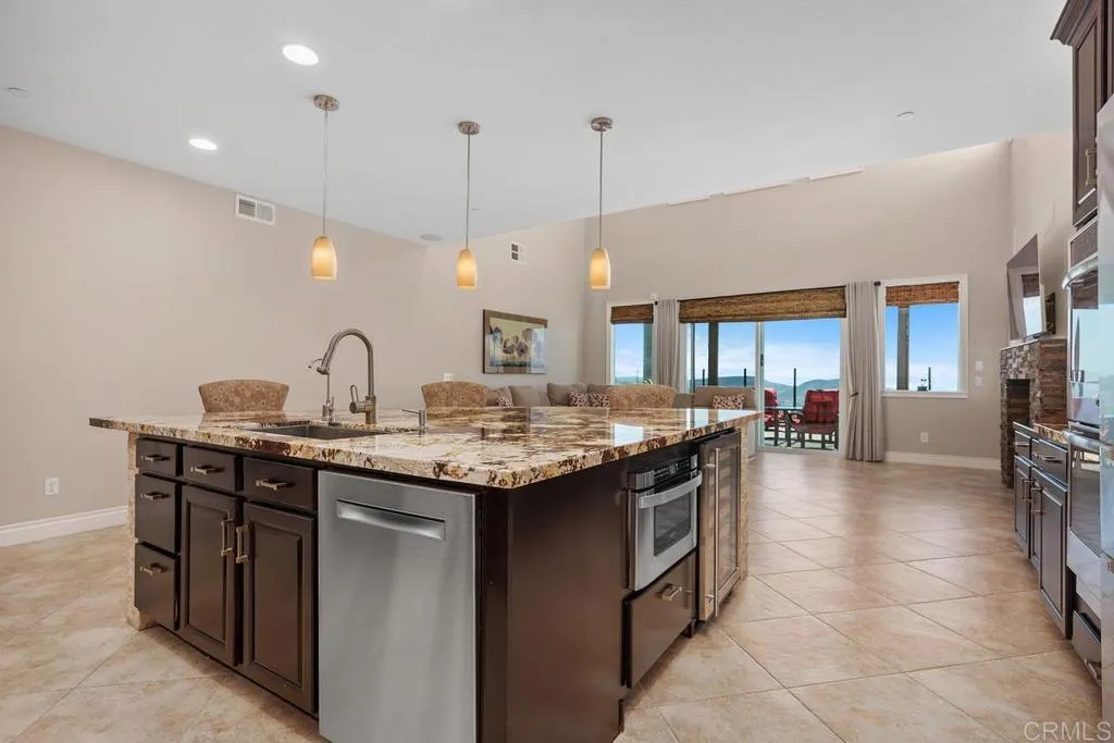 https://cdn.realtyfeed.com/cdn/127/306747568/780bc8f7f4fc9908172cbf72cac73bfa.webp