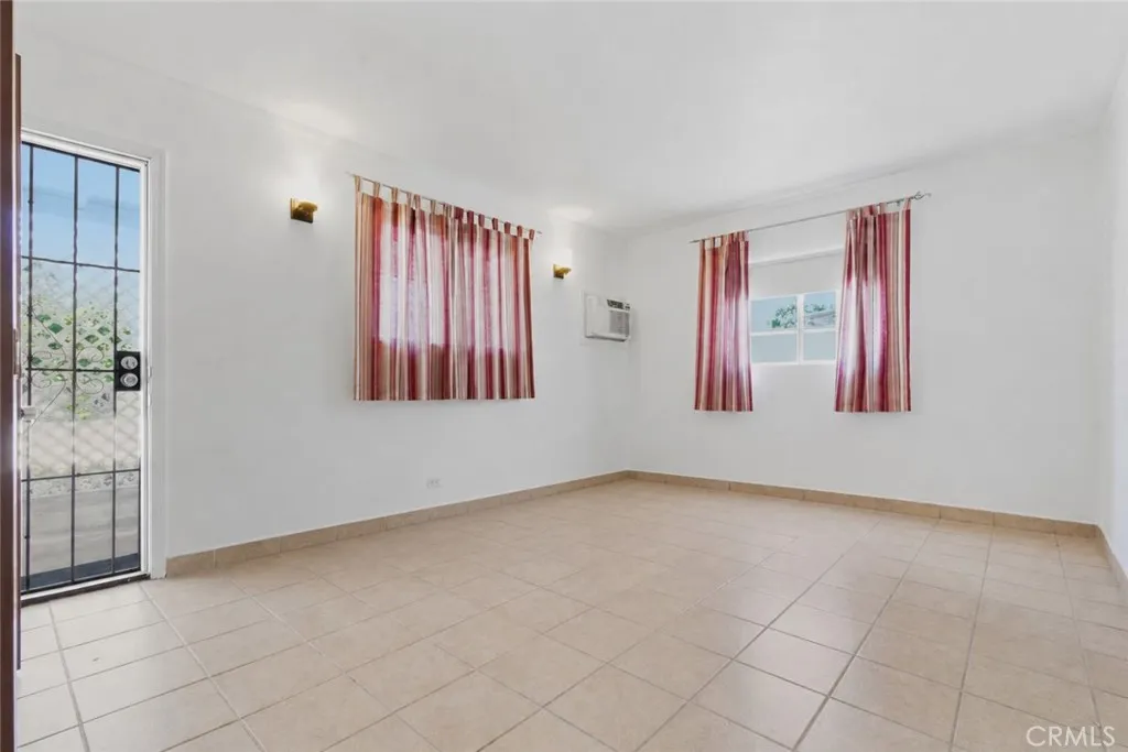 8019 Hatillo, Winnetka, CA 91306 - Photo 4 of 34, Winnetka, CA