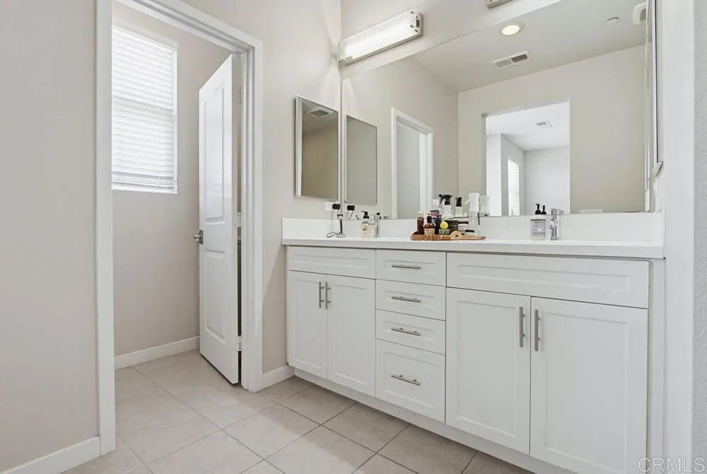 https://cdn.realtyfeed.com/cdn/127/306747774/42374bf464f77bb5b6bb5ea3c2a8301d.webp