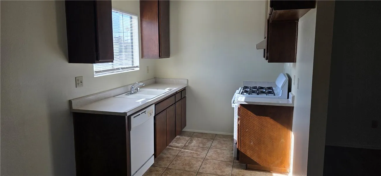 1319 Oakwood Drive Unit 27, San Bernardino, CA 92405 - Photo 4 of 12, San Bernardino, CA