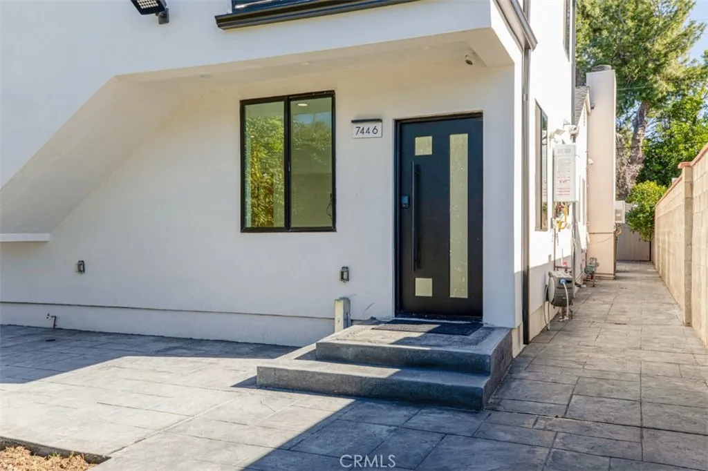 7446 Mammoth Avenue, Van Nuys, CA 91405 - Photo 4 of 16, Van Nuys, CA