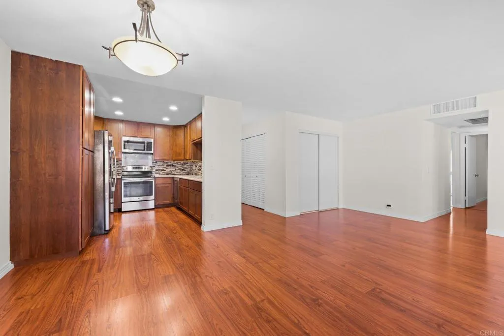 https://cdn.realtyfeed.com/cdn/127/306749375/0412f704d64e2ce1884fbf6417ac5cf0.webp