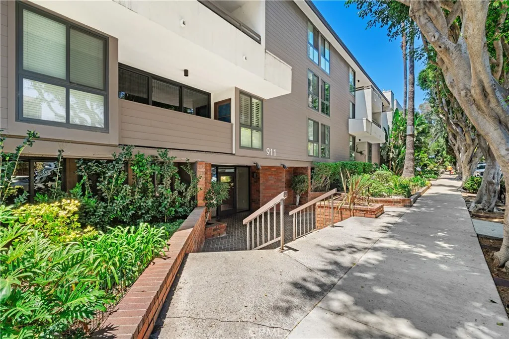 911 N Kings Road Unit 319, West Hollywood, CA 90069 - Photo 2 of 37, West Hollywood, CA