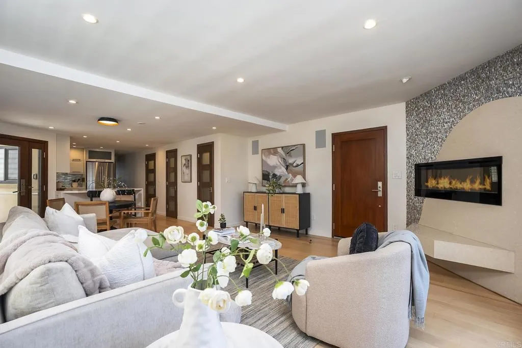 https://cdn.realtyfeed.com/cdn/127/306749404/8ff69d77bc29b34f662bcd8ba9faf0dc.webp