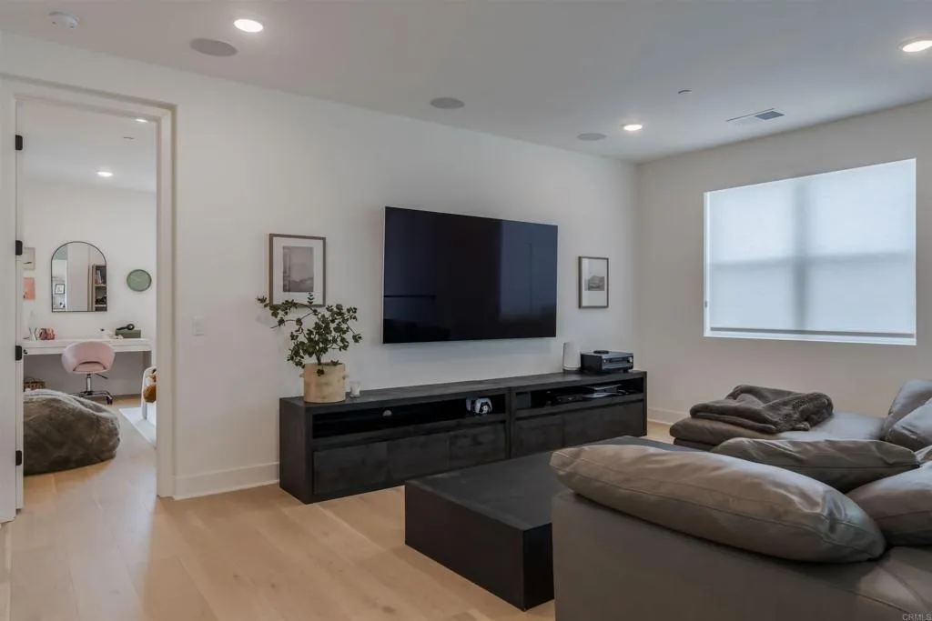 https://cdn.realtyfeed.com/cdn/127/306749701/6c8129db7c2a69ba6406023e7b4ffad5.webp