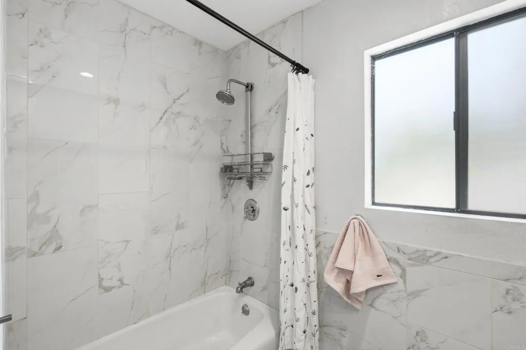 https://cdn.realtyfeed.com/cdn/127/306749797/1eb6335e6674ba4c14770ee1029bf79c.webp