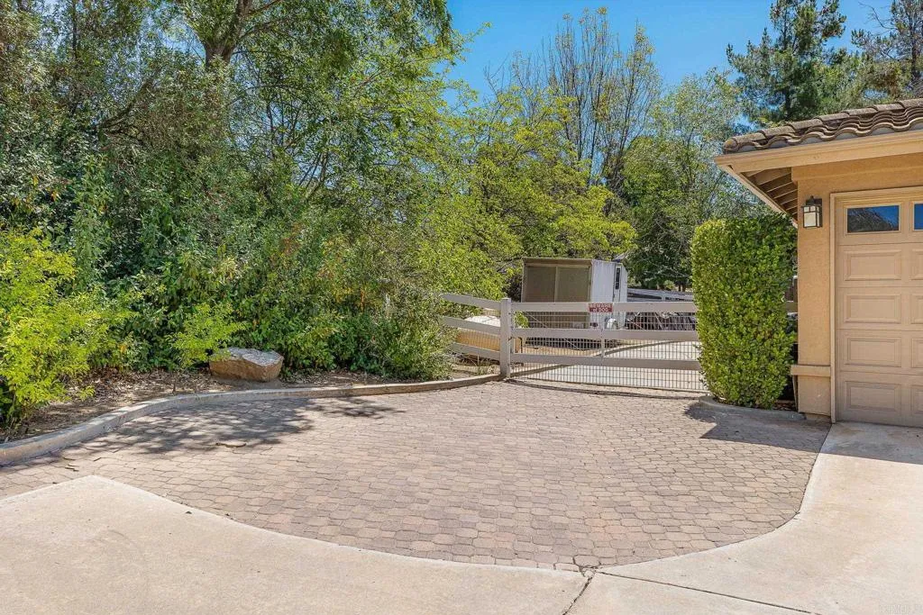 https://cdn.realtyfeed.com/cdn/127/306750068/ba8488f1ec7d5d56fb82d875385daaa4.webp