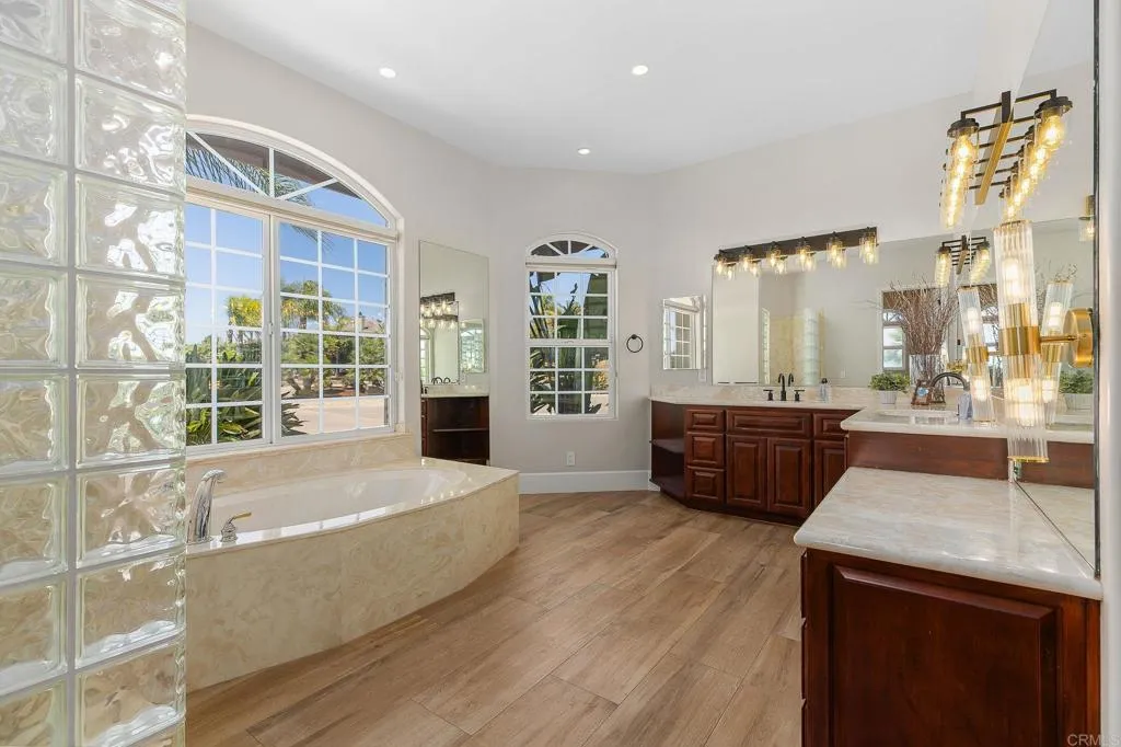 https://cdn.realtyfeed.com/cdn/127/306750085/586f0795c5ffd84b24305b5703b48eb6.webp