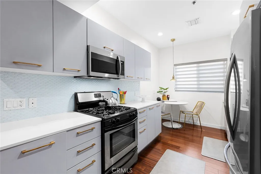 5016 Bakman Unit 404, North Hollywood, CA 91601 - Photo 5 of 27, North Hollywood, CA