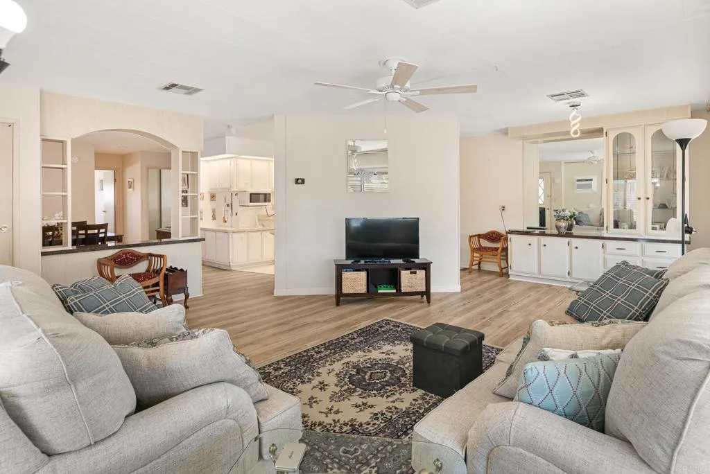https://cdn.realtyfeed.com/cdn/127/306750644/89cdf0c4b947b5480768bd082734dae5.webp