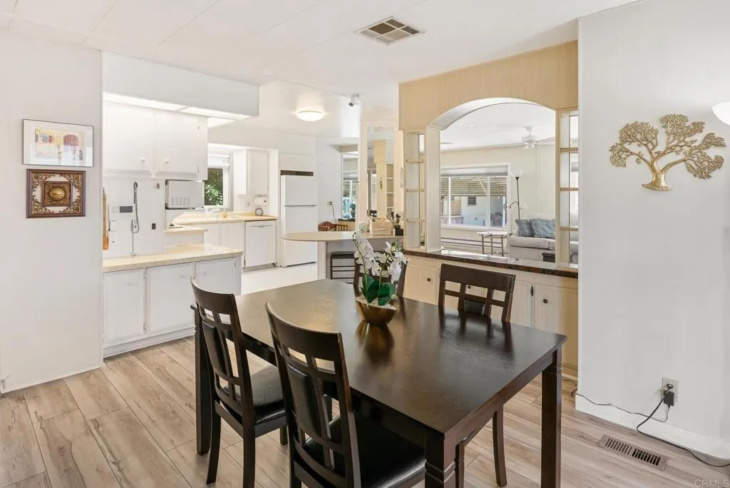 https://cdn.realtyfeed.com/cdn/127/306750644/d8d42cfd8c206fadde7c0053df8918ee.webp