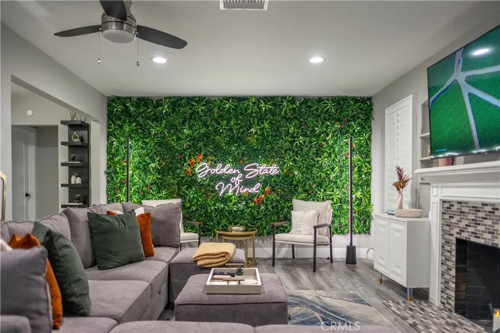 https://cdn.realtyfeed.com/cdn/127/306750900/1cc0a2ddc14fd7f25fa55cb940dbb925.webp