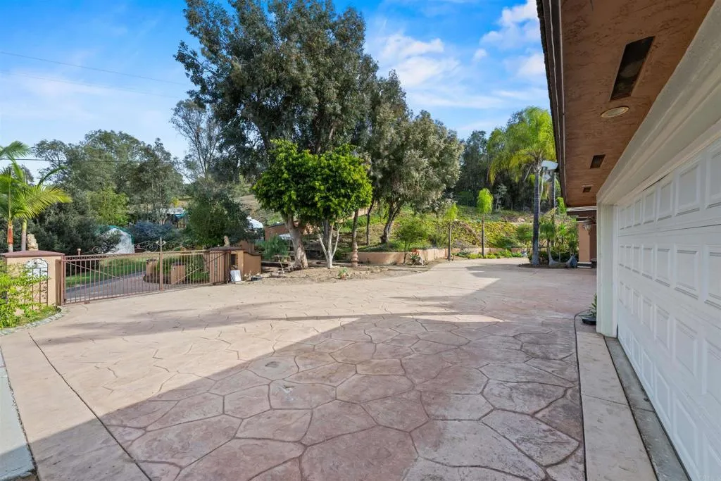 https://cdn.realtyfeed.com/cdn/127/306751076/71e147d09f7b78971525d59fcab48e32.webp