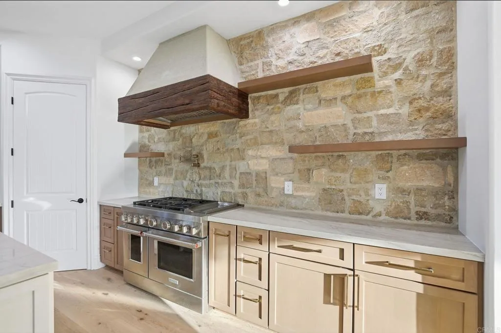 https://cdn.realtyfeed.com/cdn/127/306751094/fb0ec8bc4fa68caa618eab6ad9d03516.webp