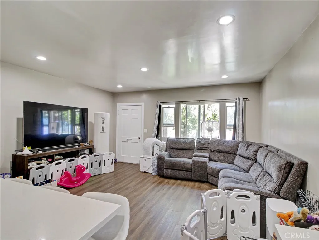 5420 Manhattan Place, Los Angeles, CA 90062 - Photo 4 of 10, Los Angeles, CA