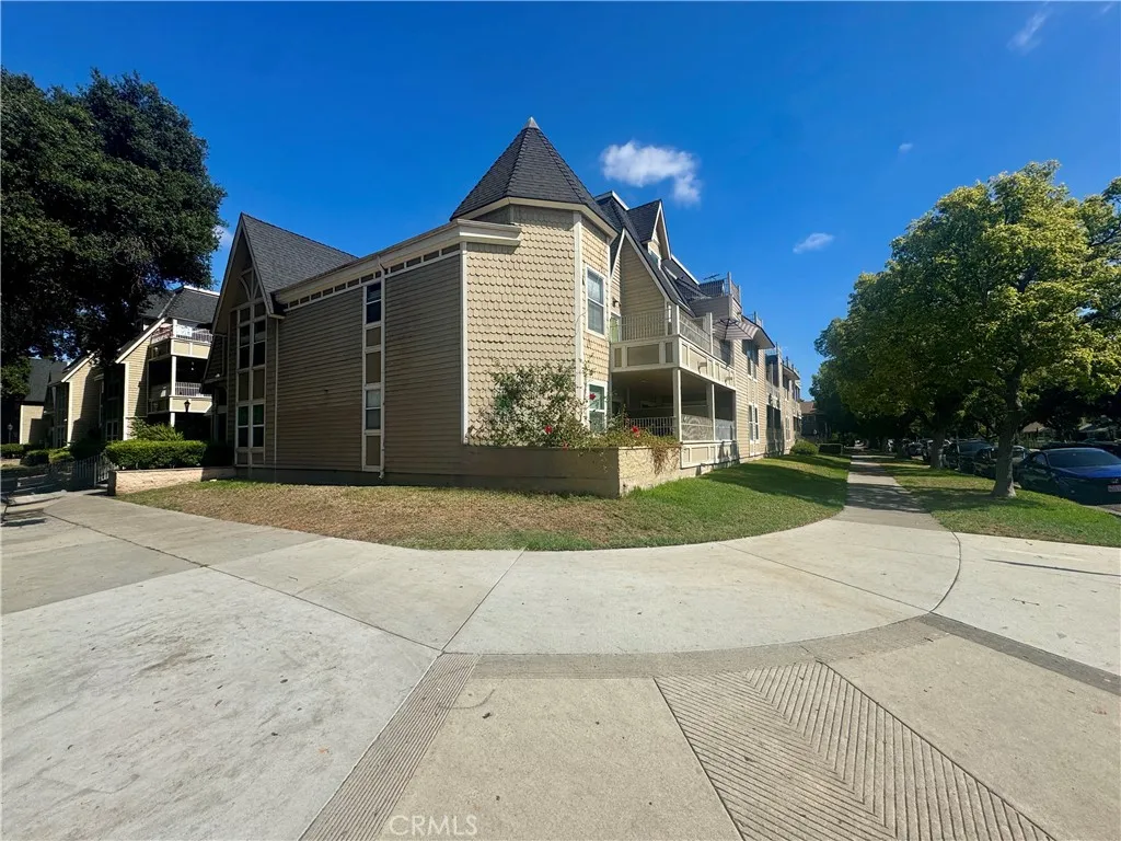 300 E Chestnut Avenue Unit 301, Santa Ana, CA 92701 - Main photo, Santa Ana, CA