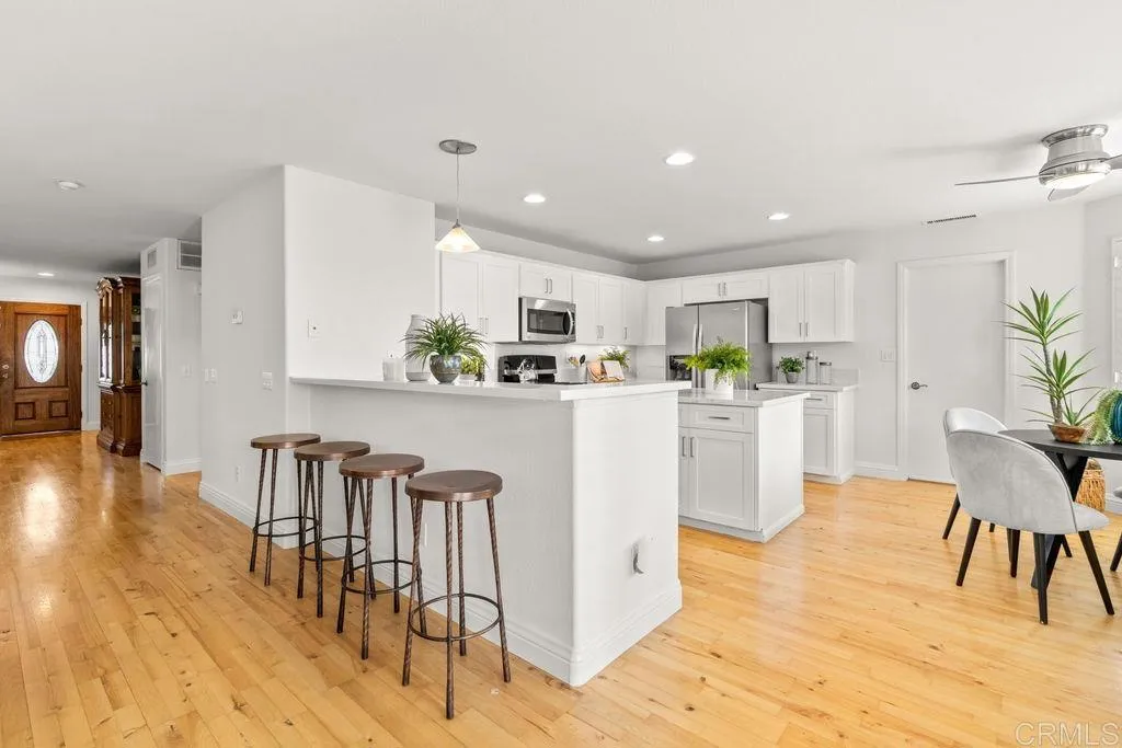 https://cdn.realtyfeed.com/cdn/127/306751446/885ca6081883a88bf63ea7596ae43815.webp