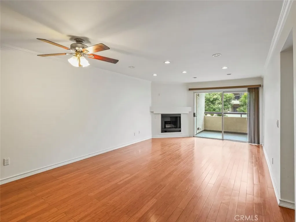5540 S Owensmouth Avenue Unit 107, Woodland Hills, CA 91367 - Photo 3 of 23, Woodland Hills, CA