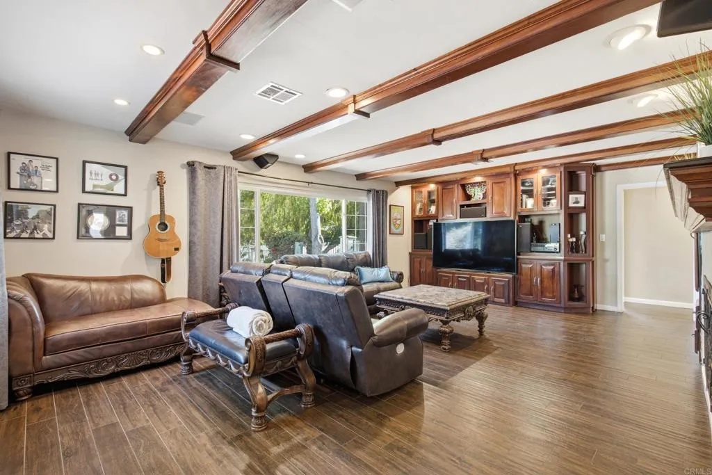 https://cdn.realtyfeed.com/cdn/127/306751626/68e2bf68c4ea5e9fee296d39058f6317.webp