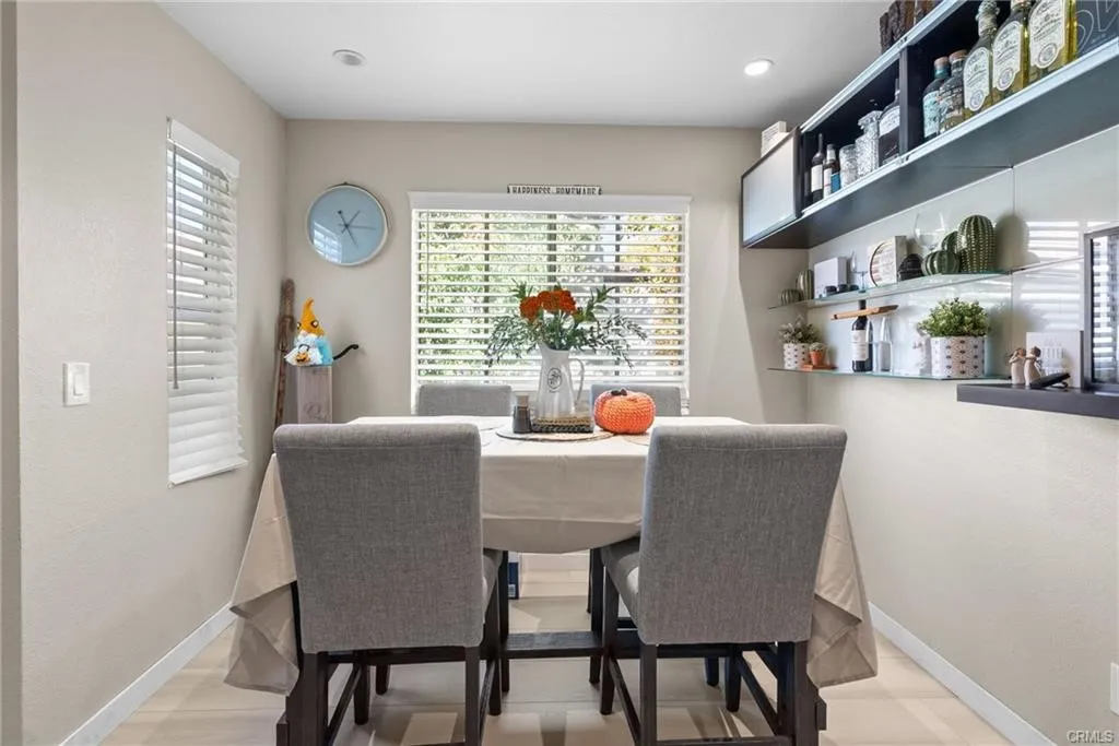 24496 Valle Del Oro Unit 204, Newhall, CA 91321 - Photo 3 of 28, Newhall, CA