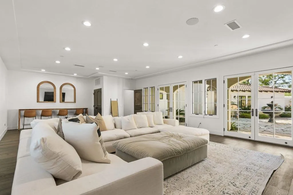 https://cdn.realtyfeed.com/cdn/127/306751836/4770b7c86bd1d458724d18c2b32a81a5.webp