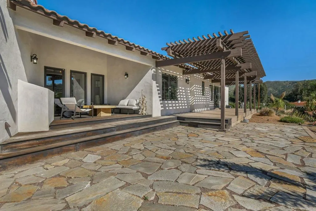 https://cdn.realtyfeed.com/cdn/127/306751836/a2d4b13aebe9694f1ebfe4166caa2bc0.webp