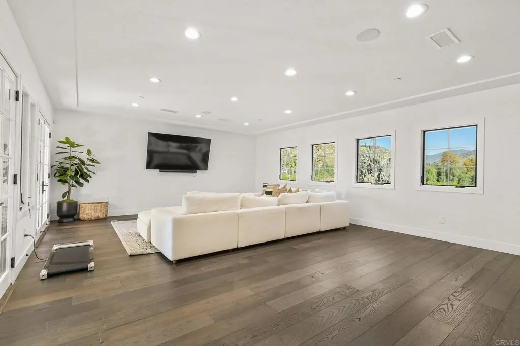 https://cdn.realtyfeed.com/cdn/127/306751836/f7ef76a38feeb37fef7dd398d0608ed1.webp