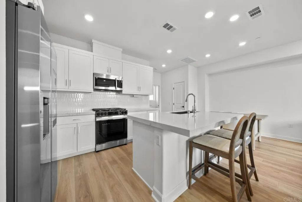 https://cdn.realtyfeed.com/cdn/127/306752086/3fe6e0ddcca1a8e4a1f1669796e9d2ed.webp
