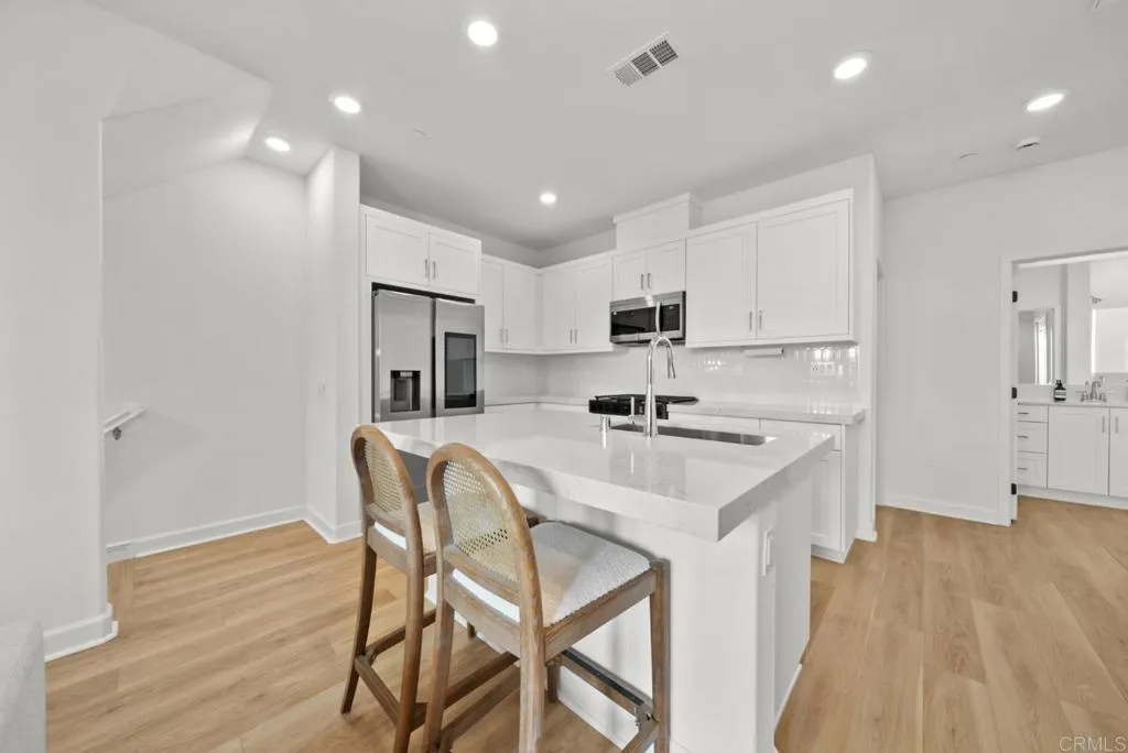 https://cdn.realtyfeed.com/cdn/127/306752086/ec86263f6d204961c669f7aa015def3d.webp