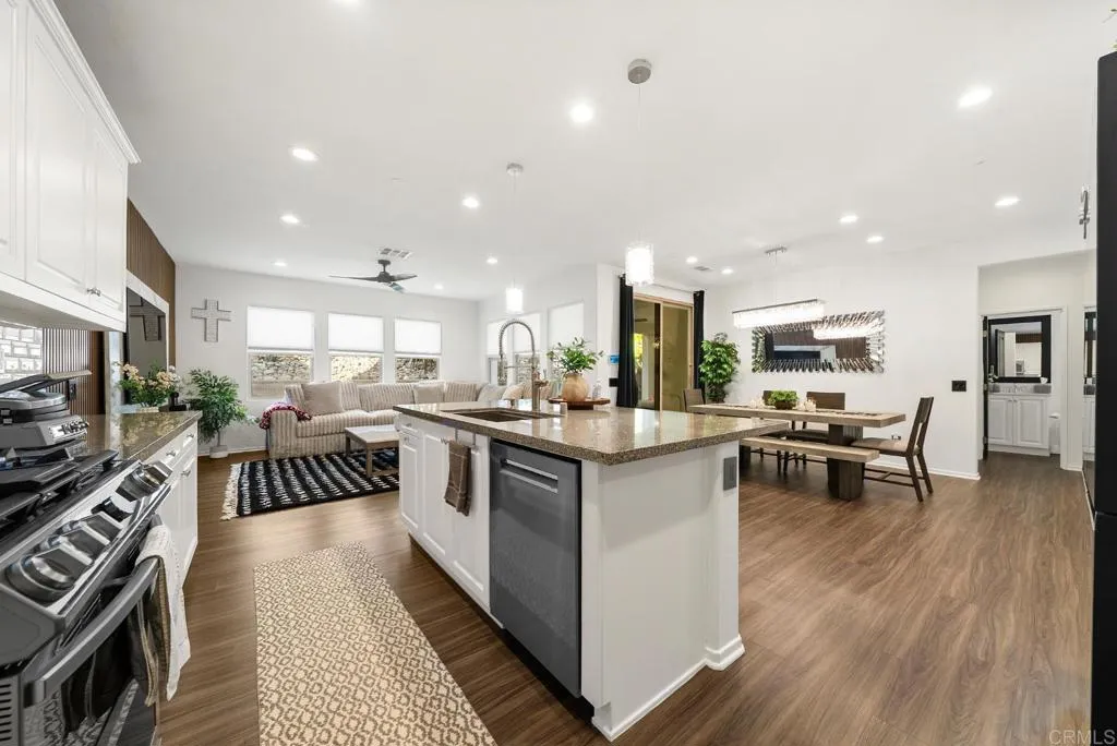 https://cdn.realtyfeed.com/cdn/127/306752317/b0ff9b0cebc2361a89698a1a86158cef.webp