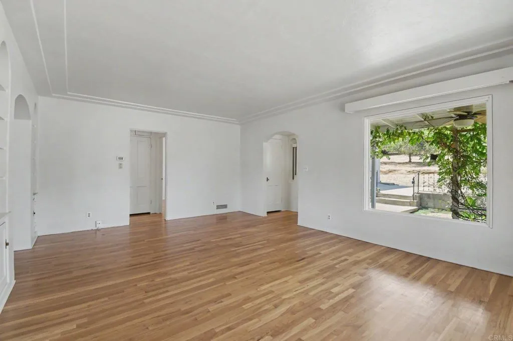 https://cdn.realtyfeed.com/cdn/127/306752381/735940f2d73382479909852ebadb0b0c.webp