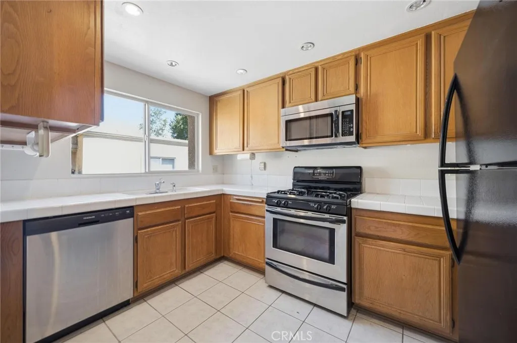 25238 Steinbeck Avenue Unit E, Stevenson Ranch, CA 91381 - Photo 3 of 25, Stevenson Ranch, CA