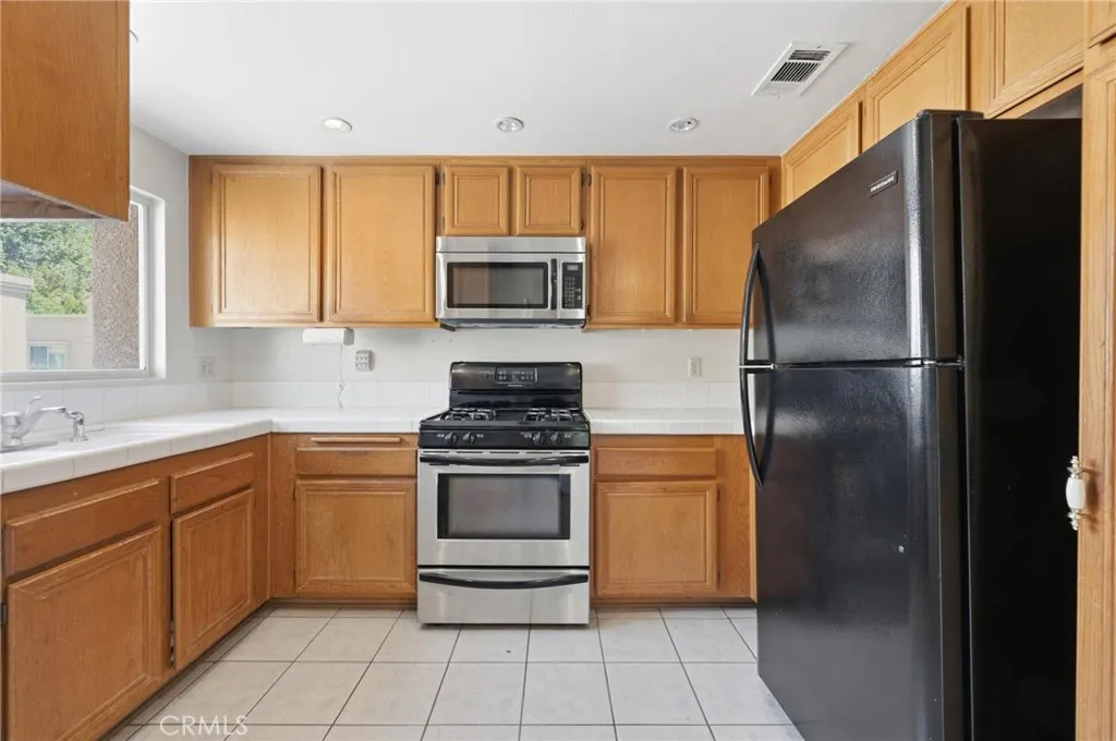 25238 Steinbeck Avenue Unit E, Stevenson Ranch, CA 91381 - Photo 2 of 25, Stevenson Ranch, CA