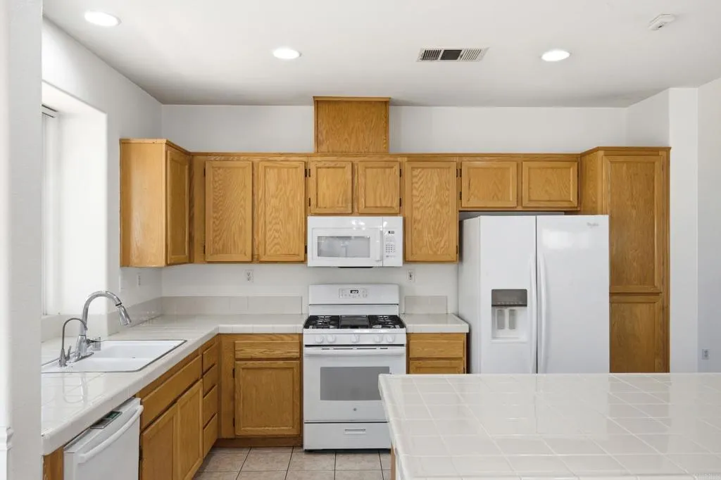 https://cdn.realtyfeed.com/cdn/127/306752448/0b7f3eb1780f03c8e8cffbaad702919e.webp