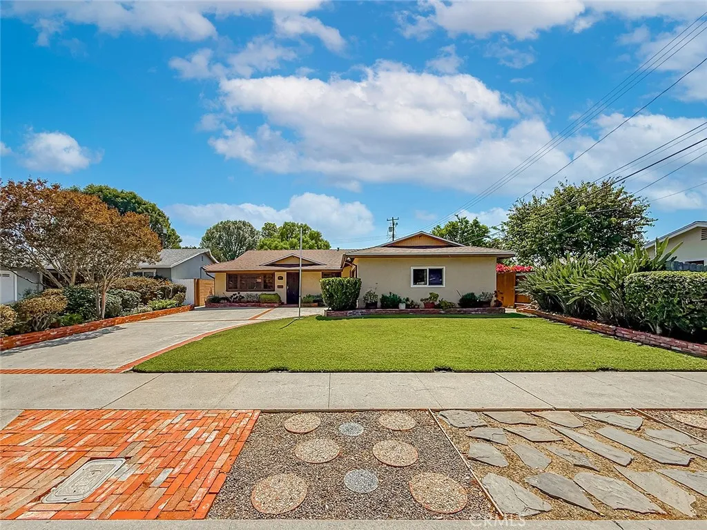10514 Hillview Avenue, Chatsworth, CA 91311 - Photo 3 of 48, Chatsworth, CA