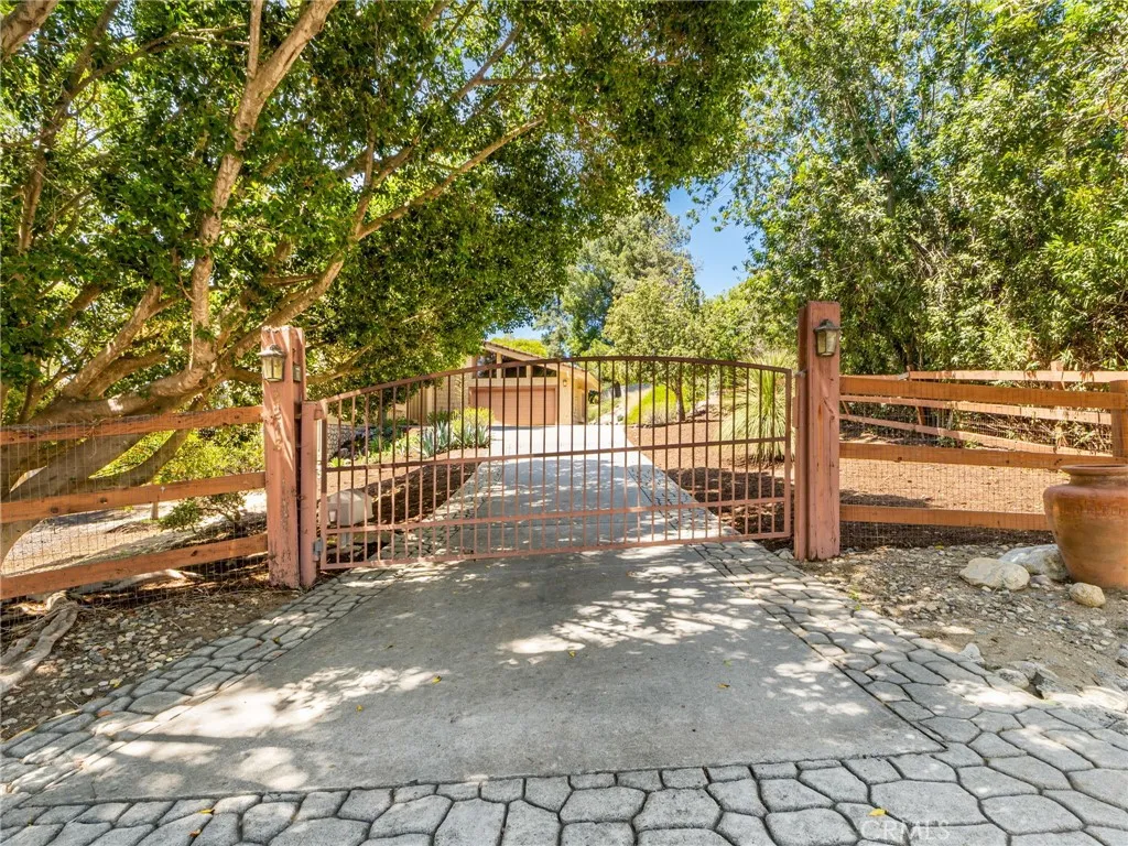 https://cdn.realtyfeed.com/cdn/127/306752550/9c06ae01b388a24f88bdb7d94ce28828.webp