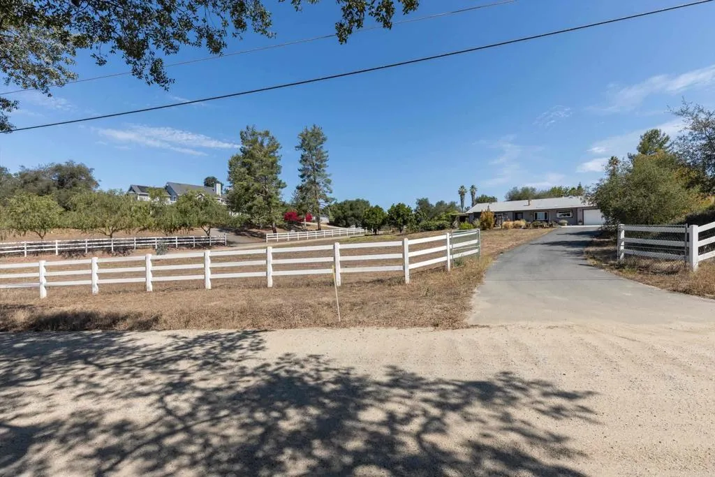 https://cdn.realtyfeed.com/cdn/127/306752566/063ce7565b2586e21a52eb1f78edf9d7.webp