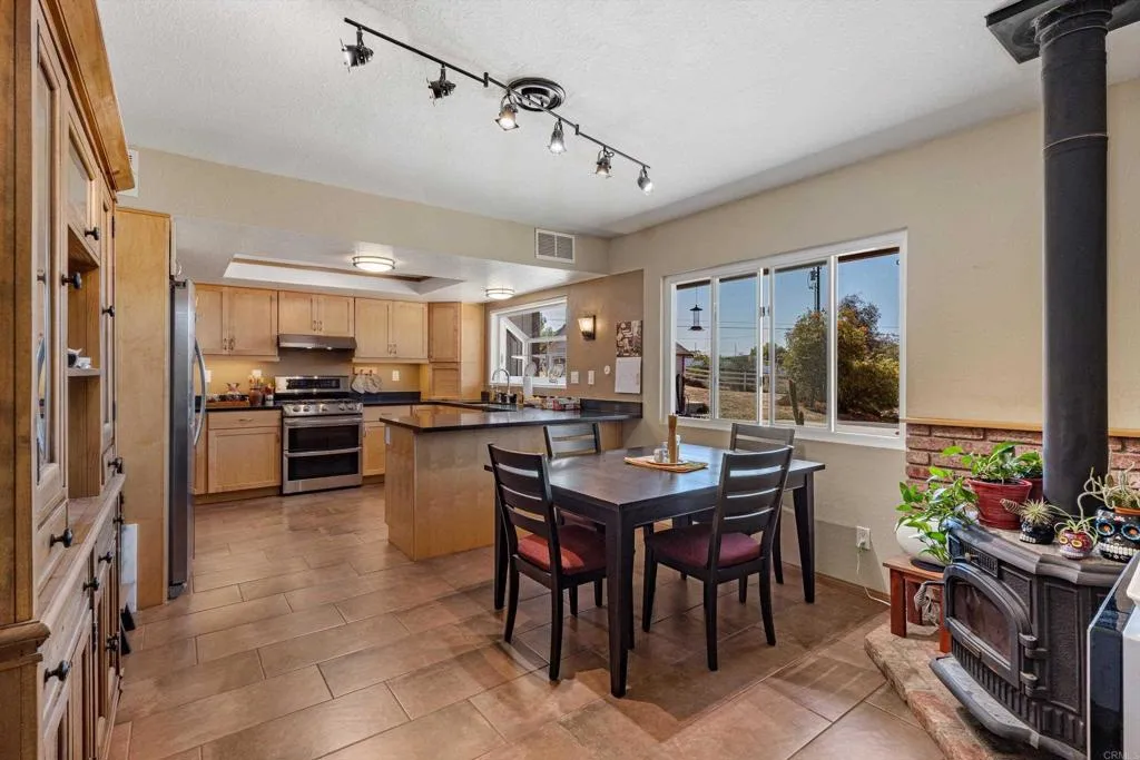 https://cdn.realtyfeed.com/cdn/127/306752566/d8a99a4c081f3ef6c54fe375a31efdf2.webp