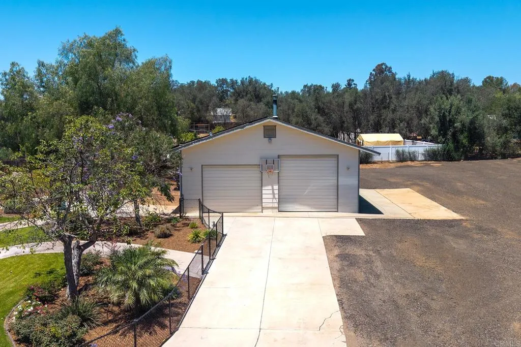 https://cdn.realtyfeed.com/cdn/127/306752608/07aa77127bb4a540eceac171532bdca3.webp