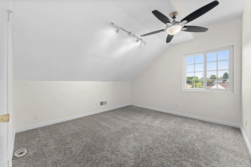 https://cdn.realtyfeed.com/cdn/127/306752641/e04c03bc911708a1f0f02601e6251d1d.webp