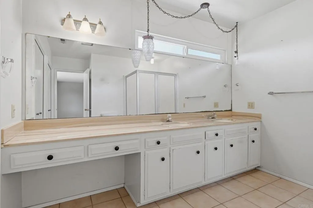 https://cdn.realtyfeed.com/cdn/127/306752761/912bf80d2aa0365bee555cb159811aae.webp