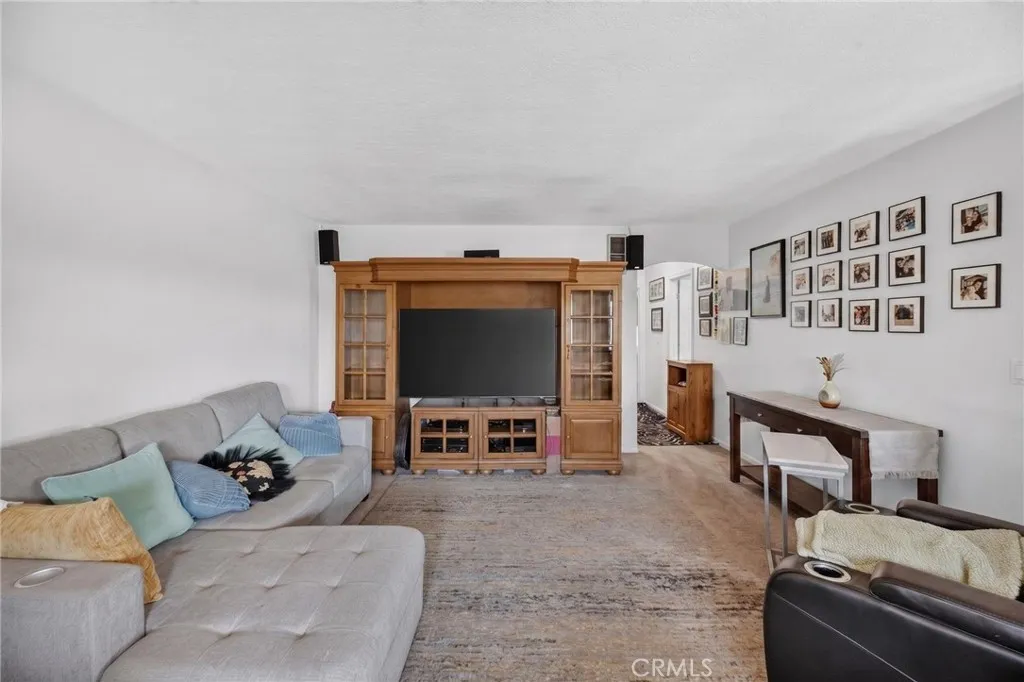 https://cdn.realtyfeed.com/cdn/127/306752796/184a6828eb00caa8ded1b0d0d2eb4b89.webp