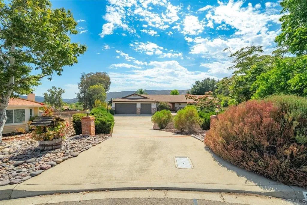 https://cdn.realtyfeed.com/cdn/127/306752831/43caa2962bc49af2cfbc9ea546414791.webp