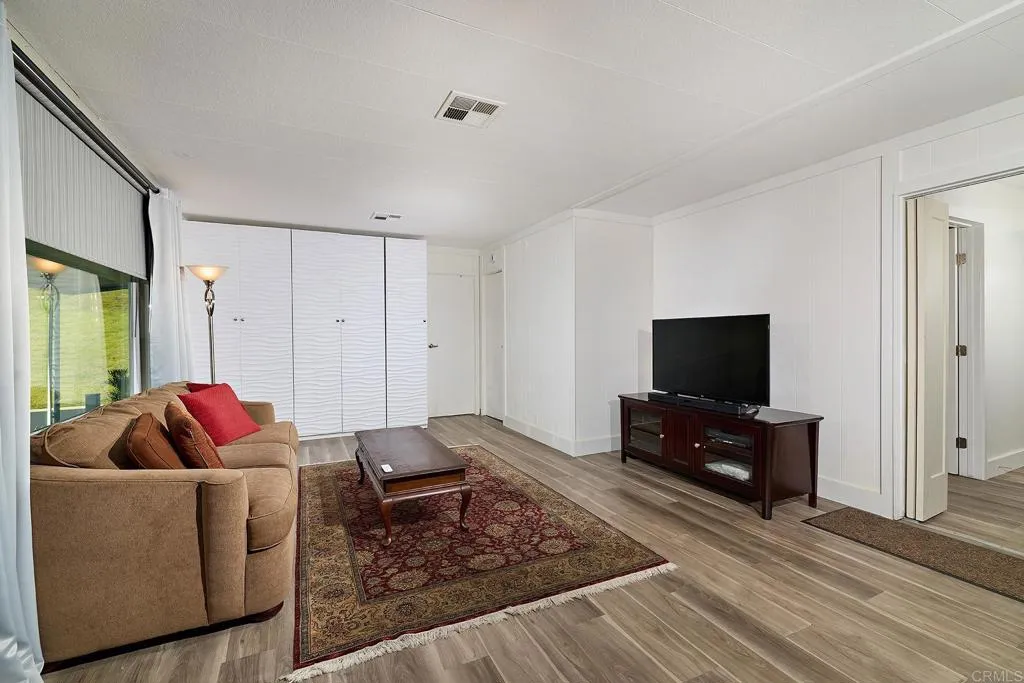 https://cdn.realtyfeed.com/cdn/127/306752891/aa162da51ebb7a0c166286ca619ffa4b.webp