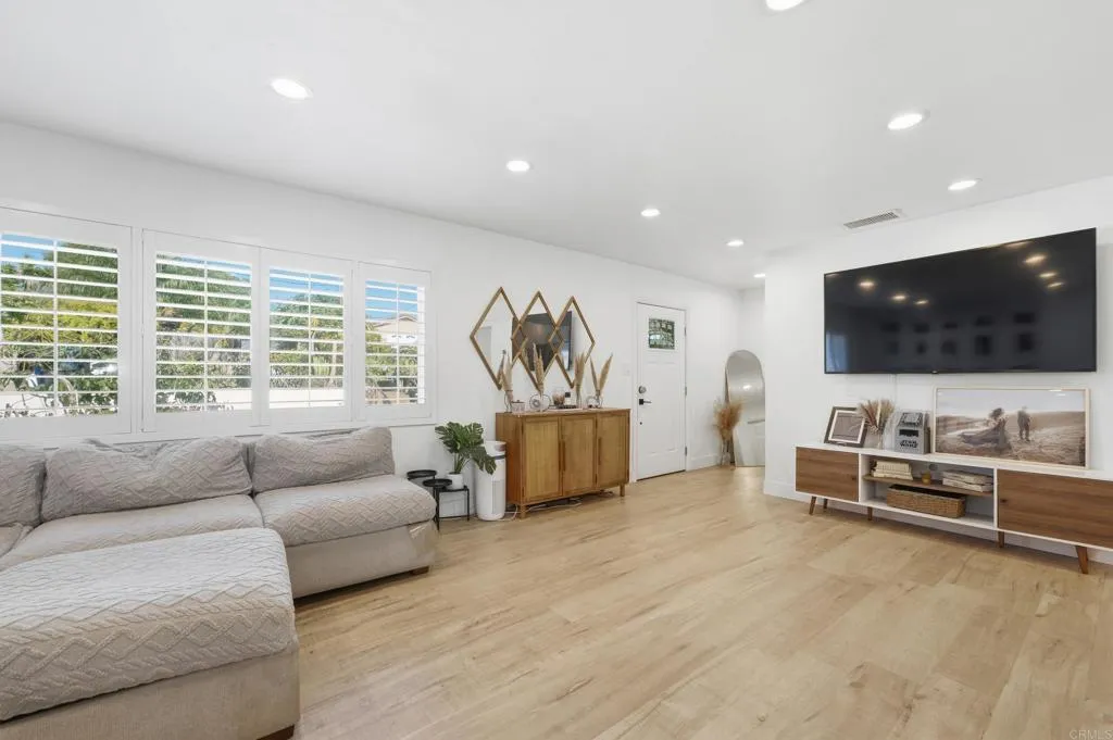 https://cdn.realtyfeed.com/cdn/127/306752912/8e3d9d2b3d886fd7fd52bbb918c4135c.webp