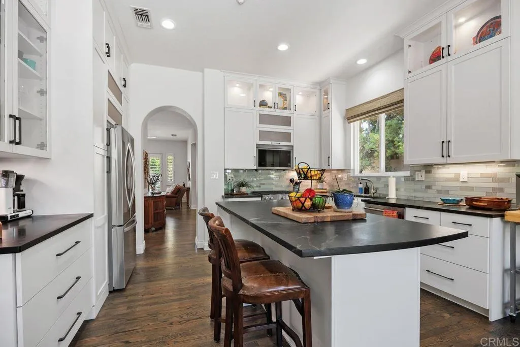 https://cdn.realtyfeed.com/cdn/127/306752987/23e4a375922a9bf460570fcb156dd87b.webp
