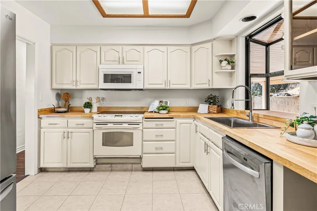 https://cdn.realtyfeed.com/cdn/127/306753302/dd2fcdfb554f620dcc385bd9243441a5.webp