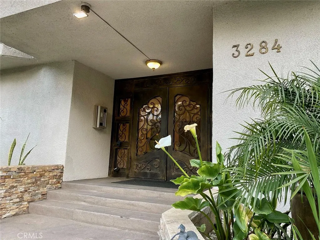 Los Angeles, CA 90068